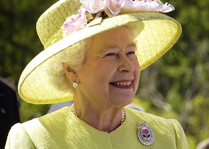 Zdjęcie Elżbiety II Królowej w kapeluszu i żółtym żakiecie