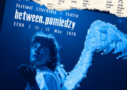 Plakat: Festiwalu Between.Pomiędzy 2026 pod hasłem ECHO. Na ciemnoniebieskim tle kobieta przebrana za anioła