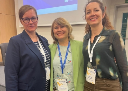Pracownice Biblioteki UG na konferencji Being SEA-EU, na zdjęciu trzy uśmiechnięte kobiety