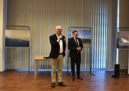 Nagrody dla wyróżnionych bibliotekarzy. Otwarcie spotkanie przez Dyrektora Biblioteki Arnolda Kłonczyńskiego