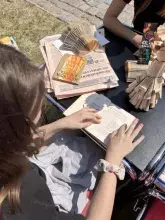Piknik Nauki Fahrenheita - warsztaty z robienia organizerów ze starych książek
