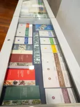 Wystawa poświęcona Profesorowi Marcinowi Plińskiemu - książki w gablotach 