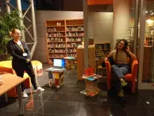Noc Bibliotek w BG UG - Gra terenowa - uczestniczka odsłuchuje fragment książki
