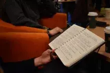 Spotkanie KK: na zdjęciu uczestniczka spotkania z notatkami dotyczącymi książki  