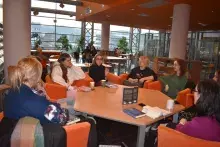 Spotkanie Klubu Książki: uczestnicy wymieniają się wrażeniami po lekturze 