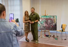 "Echo absolutu" - relacja z wernisażu wystawy malarstwa Denisa Chyżawskiego