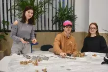 relacja z warsztatów "Ecoozdoby z korków"