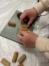 relacja z warsztatów "Ecoozdoby z korków"