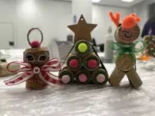 relacja z warsztatów "Ecoozdoby z korków"