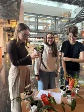 „Poczuj miętę do BUG – adoptuj roślinę”. Druga edycja już za nami! Na zdjęciu uczestnicy biorący udział w wydarzeniu