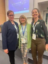 Uczestniczki konferencji z BUG, od lewej Katarzyna Skała, w środku Alicja Tuchacz-Kurdziel oraz Gordana Dujmović,  SEA-EU na Uniwersytecie w Splicie. Fot. pracownik ze Splitu. Trzy uśmiechnięte kobiety