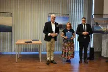 Nagrody dla wyróżnionych bibliotekarzy.