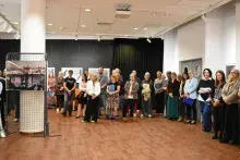 Nagrody dla wyróżnionych bibliotekarzy.