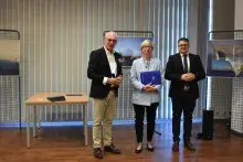 Nagrody dla wyróżnionych bibliotekarzy.