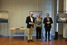 Nagrody dla wyróżnionych bibliotekarzy.