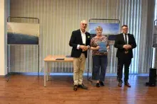 Nagrody dla wyróżnionych bibliotekarzy.