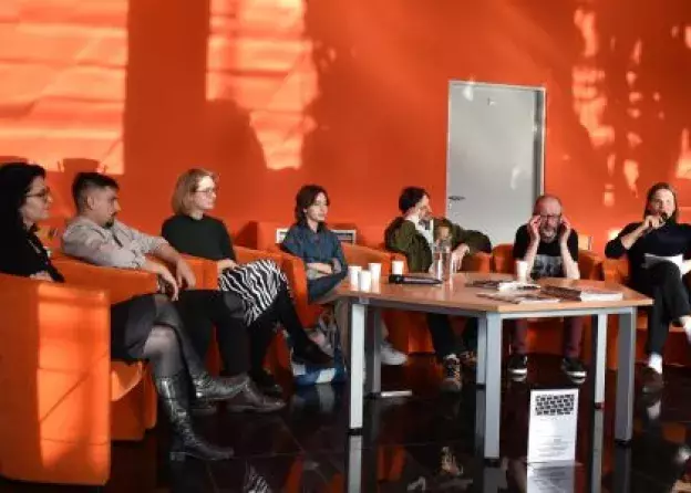 Młoda poezja słońcem skąpana. Relacja z debiutów poetyckich „Przecinki” w Bibliotece Głównej UG