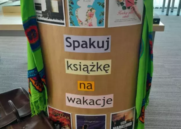"Spakuj książkę na wakacje" - wystawa w Bibliotece Neofilologicznej