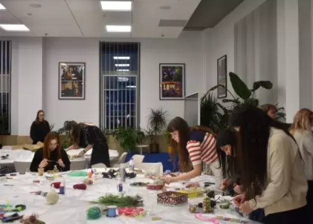 Świąteczna integracja przy rękodziele – relacja z warsztatów "Ecoozdoby z korków"