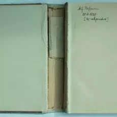 Otwarta książka z pokazanym ukrytym w grzbiecie maszynopisem