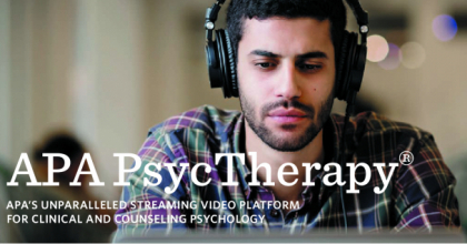 Mężczyzna w słuchawkach i napis APA PsycTherapy
