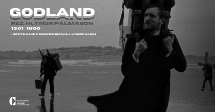 Plakat do filmu Gogland: czarno-biała surowa grafika. Dwaj mężczyźni z plecakami nad brzegiem morza, trzeci w tle dźwiga krzyż.