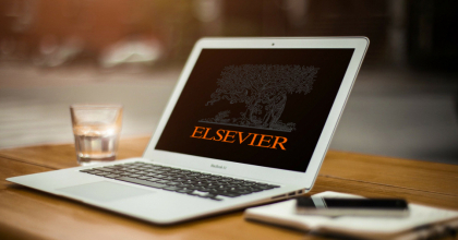 Włączony laptop a na ekranie logo wydawnictwa Elsevier